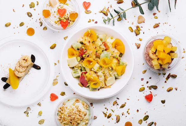 Misy z kolorowymi potrawami